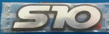 EMBLEMA ADESIVO "S-10" 96/ PORTA CROMADO