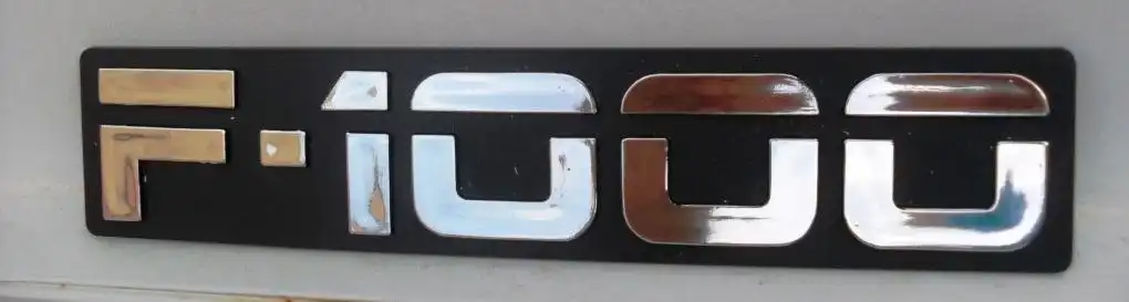 EMBLEMA F-1000 CROMADO