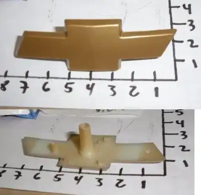 EMBLEMA GRADE CORSA 2007 A 2011 MODELO ANTIGO - GRAVATA DOUR