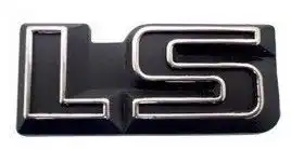 EMBLEMA LS CROMADO C/ FUNDO PRETO